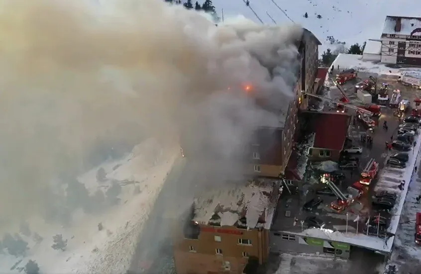 حريق في سجن هندك المفتوح للنساء شمال غرب تركيا يُصيب نزيلات ويستدعي تحقيقًا قضائيًا عاجلًا